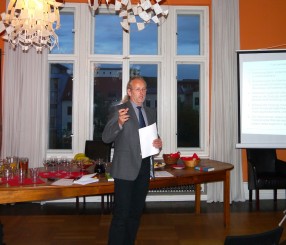 Dr. Klaus-Dieter Buss stellt sein Buch im Salon vor
