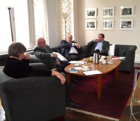Auf der Couch nahmen Katrin Rohnstock (Moderation - links), Winfried Noack, Franz Knieps und Dr. Heinrich Niemann (rechts) Platz.