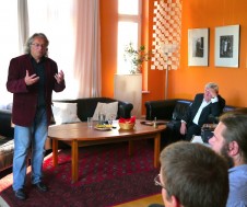Prof. Dr. Klaus Dörre hält seinen Vortrag im Salon von Rohnstock Biografien
