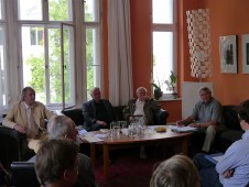 Das Podium - besetzt mit vier Experten für den Wohnungsbau der DDR