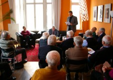 Ralf Döscher eröffnet den Salon mit der Vorstellung des GDs Dr. Lothar Poppe